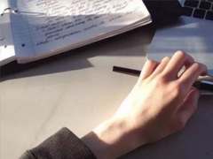 星野源已经彻底被攻陷，星野源广播节目中表示自己每天听《萌兽之友》 OP 几十遍,八卦杂谈